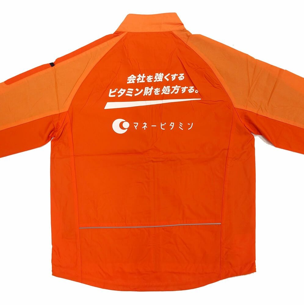 東京都渋谷区にあるマネービタミン様の社名入りオリジナルジャンパーの完成写真をご紹介いたします。<br>背中に大きく社名とメッセージ入りなのでオリジナル感満点！