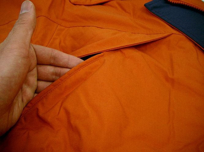 胸ポケット部分