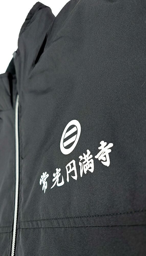 左胸に入れたプリント部分の超拡大アップ写真も撮影でございます。<br>小さな文字でもキレイにインクで表現できています。