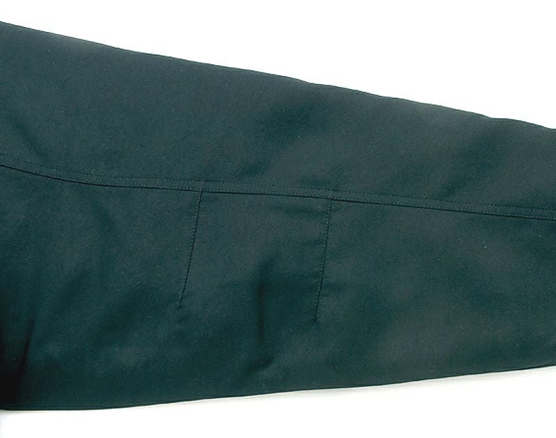 ヒジ部分にタックがあるので動かしやすい！