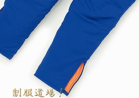 すそ部分はファスナー