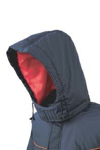 ヘルメット対応。大型フード（取り外し可能）