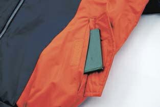 両脇逆玉ポケットで水浸入防止