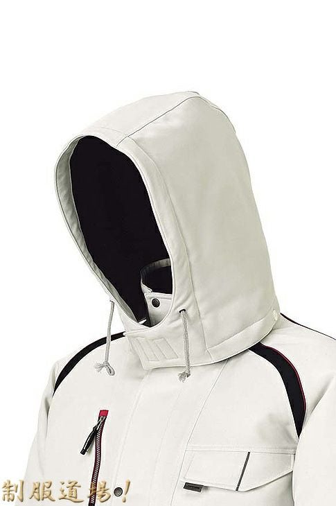 ヘルメット対応の大型のフード付き！  マジックテープアジャスター付き。