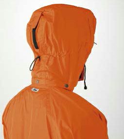 フードはヘルメット対応で、サイドの視界を広げるアジャストストッパー付き。<br>※取り外し可能