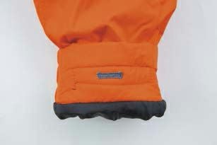 静電気をたまりにくくする放電テープ。<br>（脇・袖内側部分）