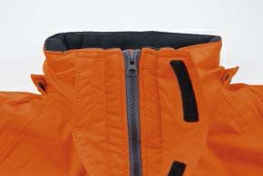 前立ては風や雨の浸入を防ぐダブルフロント＆水切り仕様