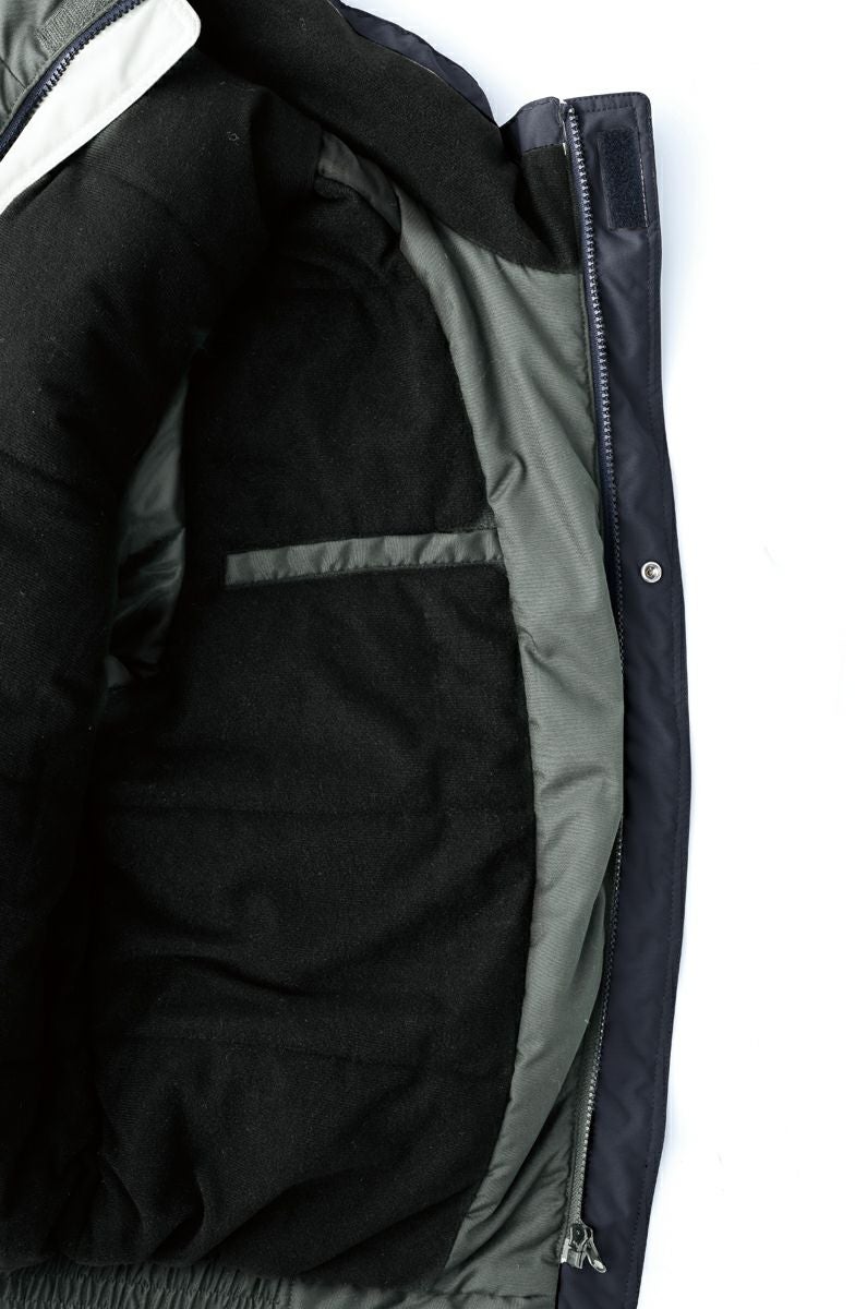 左内にポケット付き！