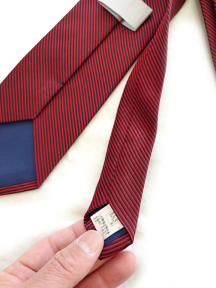 １度ネクタイの縫製をほどいてから刺繍を入れているので裏生地には刺繍跡がありません。