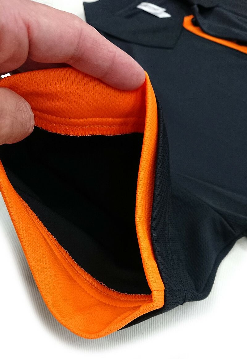 袖口部分の内側にもオレンジ色のパイピング・レイヤード加工いたしております。