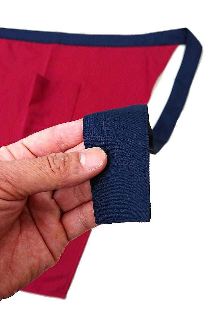 こちらも紐の付け替えは自社縫製で加工しています。<br>この道４０年のベテラン職人さんが縫製しています。