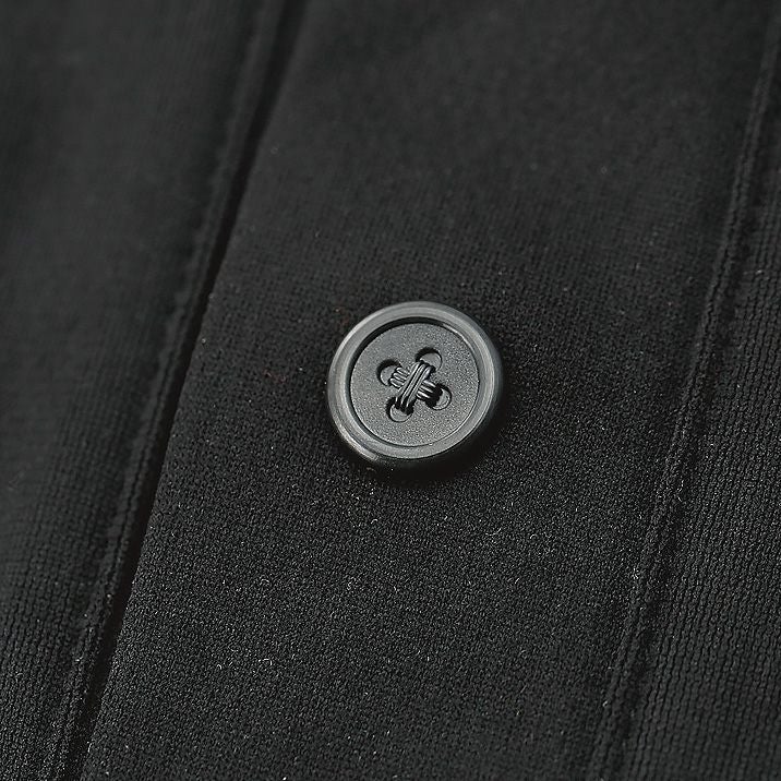 外側からは四つ穴ボタン風です。