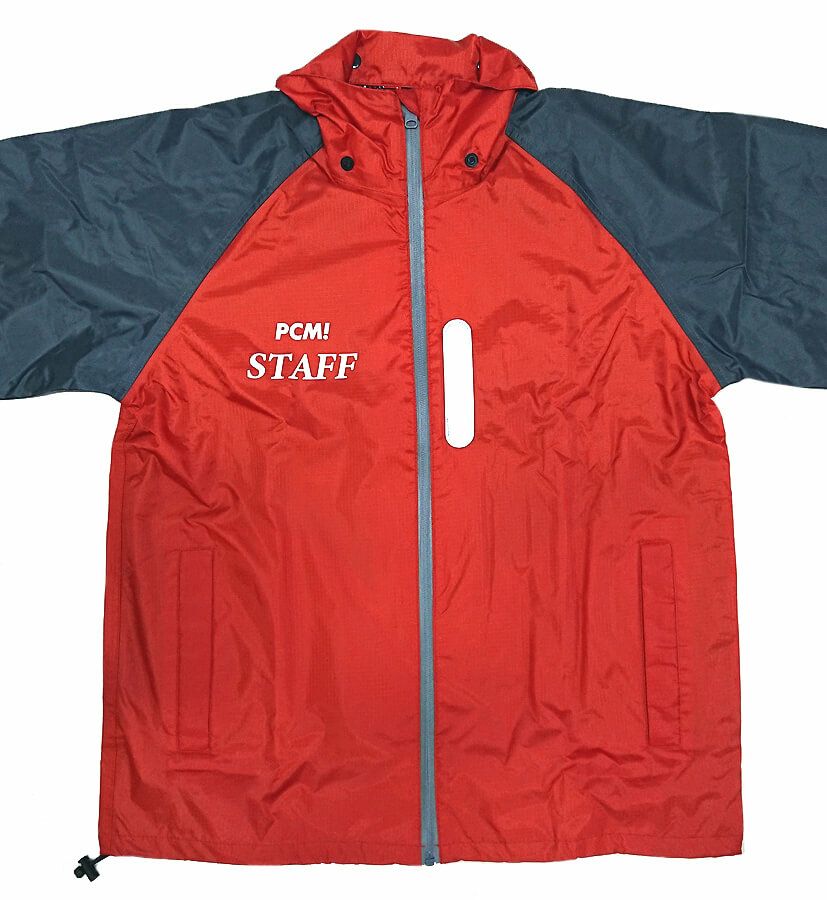 プロクルーズ様のオリジナルレインコートの右胸にもロゴ入れ加工しました。