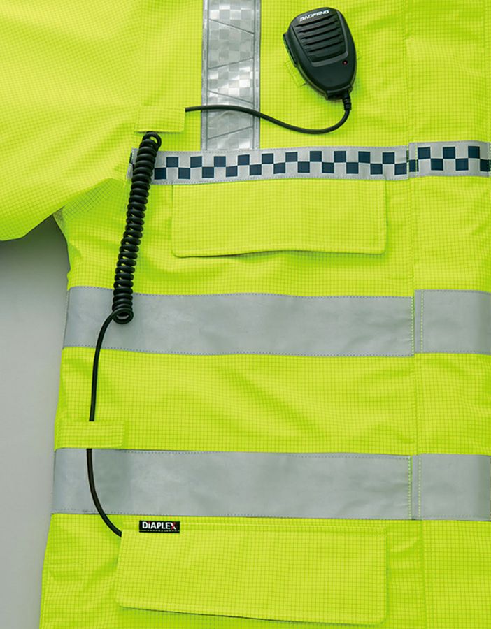 【マルチハンガー仕様】トランシーバーやマイクを掛けられるハンガーとケーブルなどをまとめる事が出来るタブを付けました。※ジャケットのみの販売なのでスピーカーマイクは付属しません。