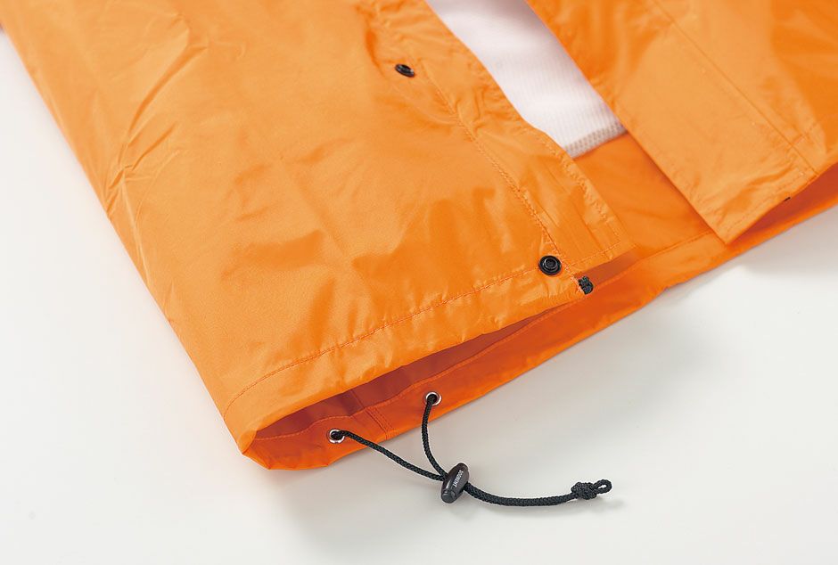 裾には調節可能なドローコード付き