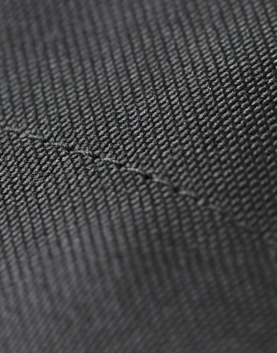 縫い糸はペットボトルをリサイクルした再生ポリエステル糸を採用