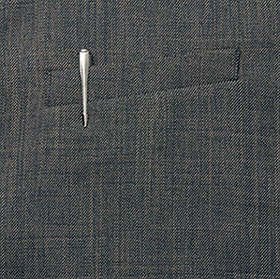 かんぬき止めが施された胸ポケット。ポケットの中身が落ちにくい。