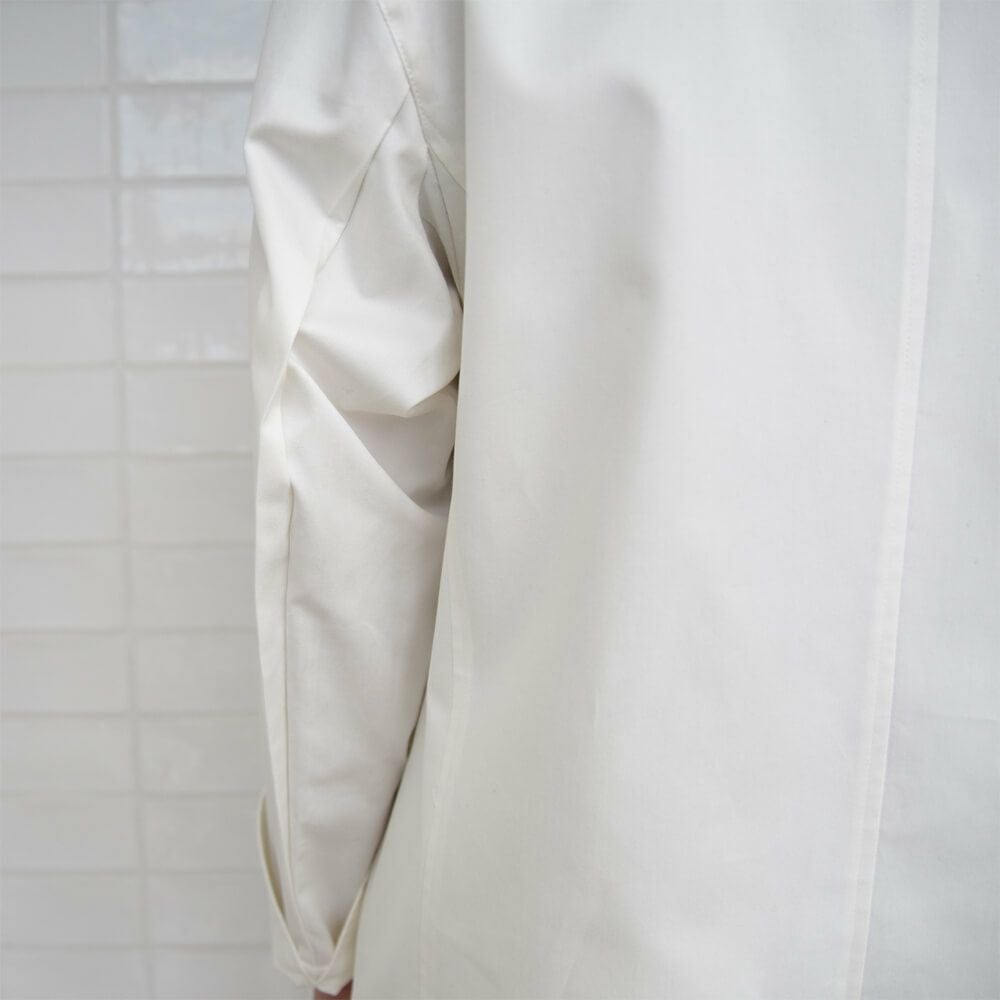 脇袖下にベンチレーション、マチ付き。このマチがあることで腕の動きがとてもスムースです。