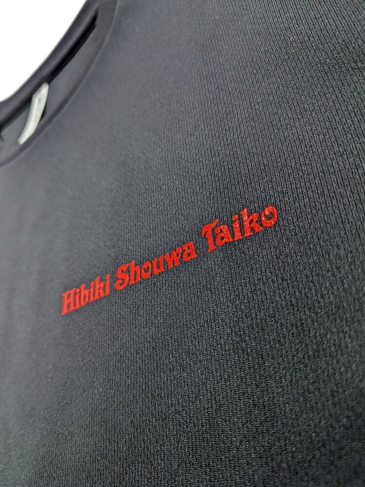 黒Tシャツに赤プリントを入れた部分の拡大アップ写真も撮影いたしました。<br>小さい文字ですがこちらのプリントもキレイにプリント出来ております。
