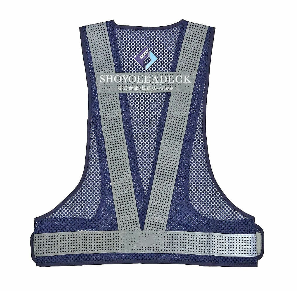 東京都あきる野市にある建設業者・松陽リーデック様の社名入りオリジナル反射ベストの完成写真を紹介します。<br>反射テープ部分に名入れさせていただいております。