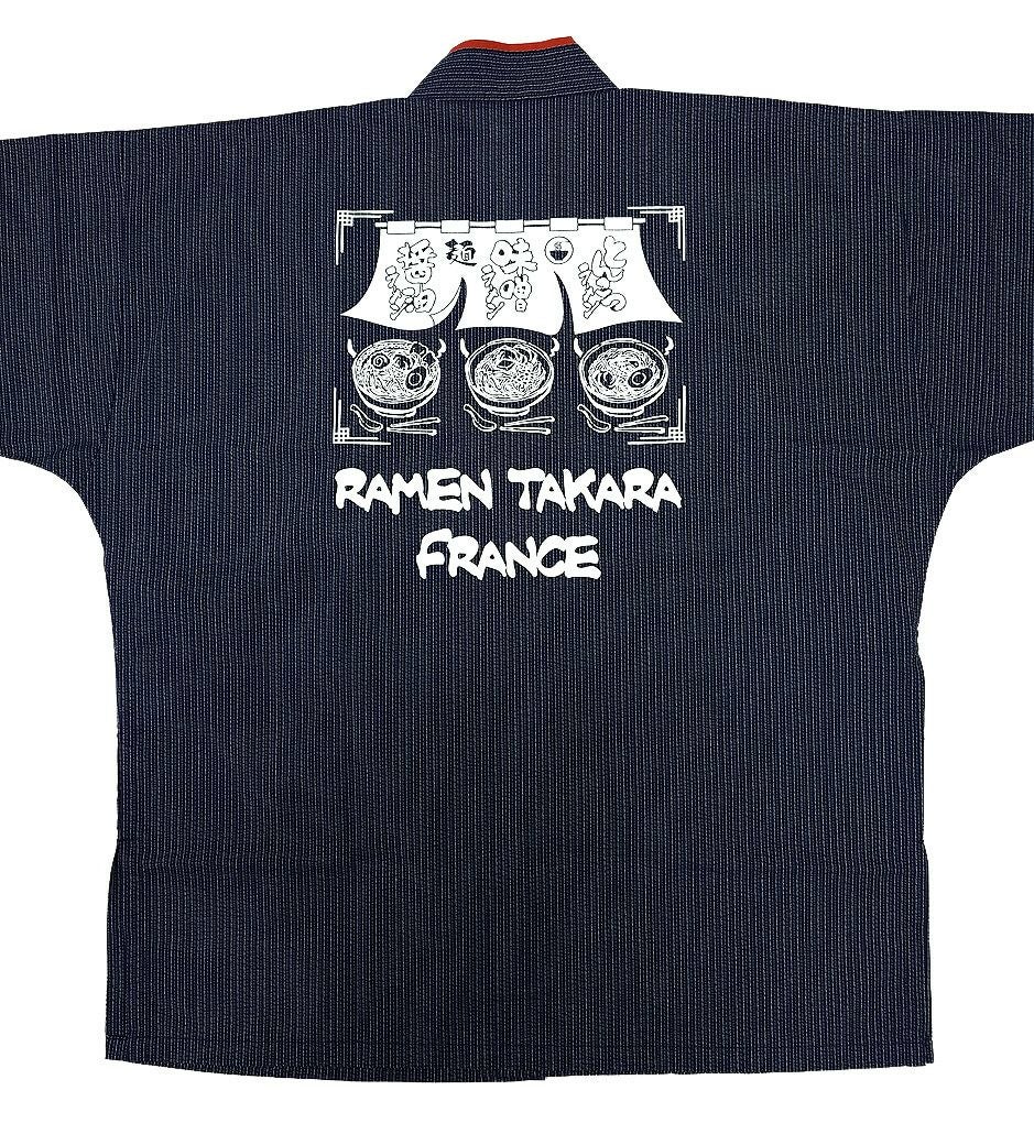 フランス・アンブランヴィルにあるラーメン屋TAKARA様のロゴ入りオリジナル作務衣の完成写真をご覧ください。<br>背中の大きなラーメンイラストと店名が目立って素敵です！