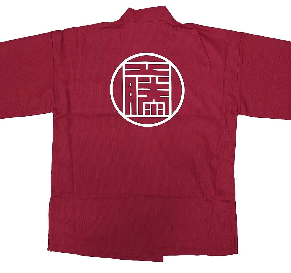 オリジナルのロゴ入り還暦祝い作務衣の完成写真をご覧くださいませ。<br>こんな可愛い作務衣をもらったらうれしいに決まってます！