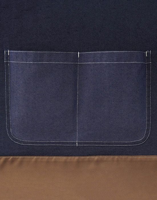 仕切り入りで使い勝手の良いフロントポケット