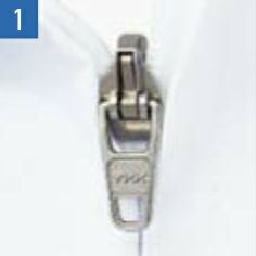 【セミオートコイルファスナー】<br>作業中に衣服が開かないセミオートロック仕様