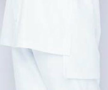 【長め後ろ丈】<br>後ろ丈を7cm長くしてヒップまわりをカバー。透け対策にも効果的