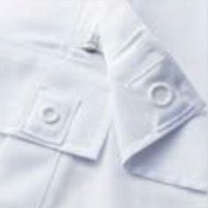 【裾スナップボタン式】<br>裾部分にスナップボタンを付け、比翼を浮きにくく