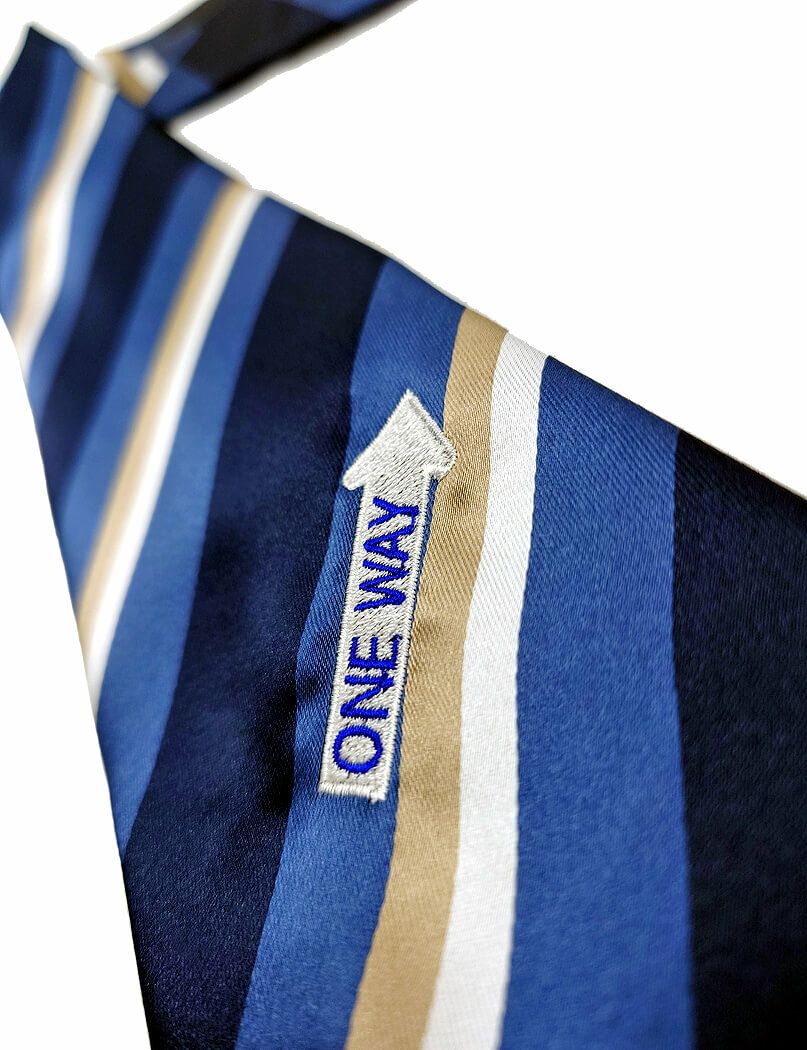 ネクタイへのロゴ刺繍部分のアップ写真