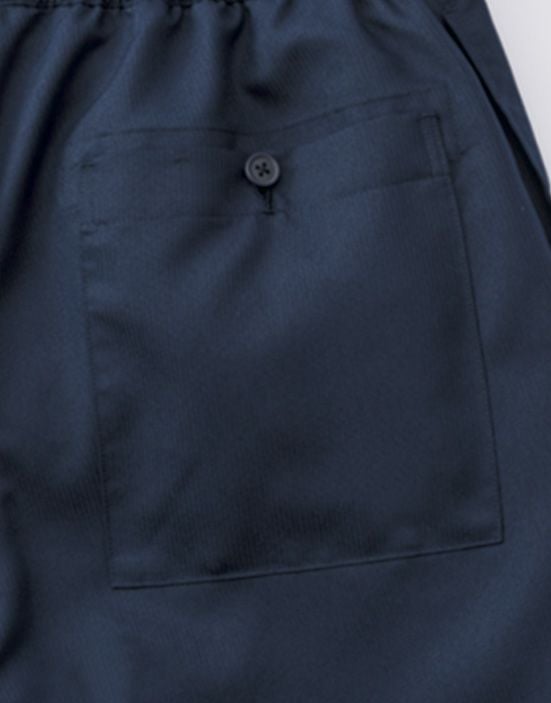 後ろ右側のポケットは小物の収納に便利なボタン付き