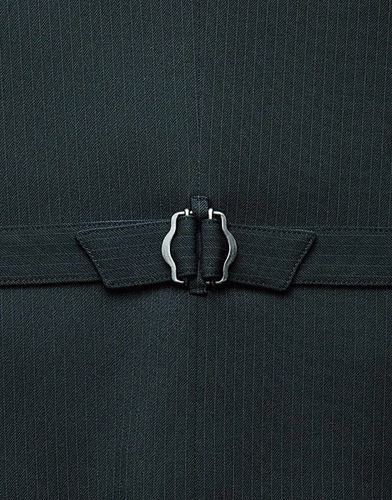 背ベルトでシルエットを自由に調節可能です