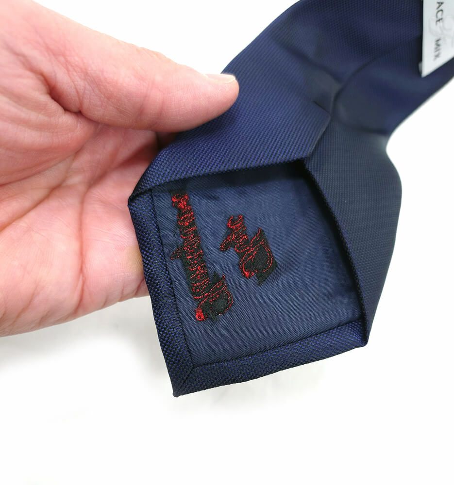 今回は裏面の縫製をほどかずにそのまま刺繍しましたので、裏面に刺繍跡が出ていますがまったく問題なく着用可能です。