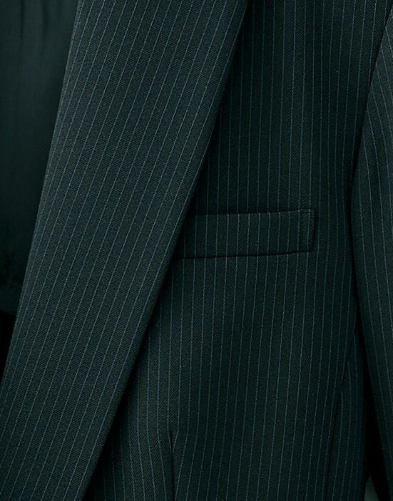 すぐに物が出し入れできる便利な胸ポケット付き