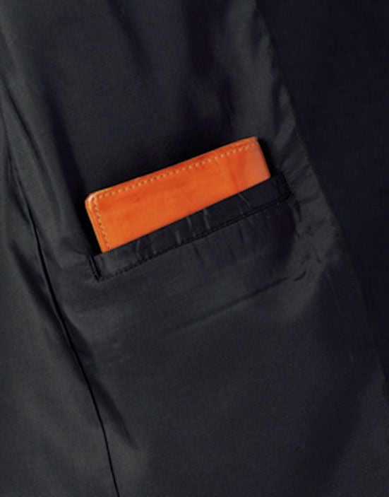 左裾内側に名刺や携帯などが入るチケットポケット付き