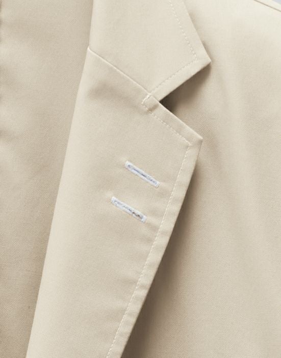 ラベルには眠り穴ボタンホールが2つ付いています