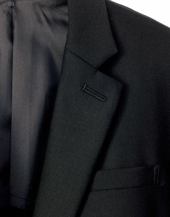 社章やバッジなどの装着に便利なラペル穴