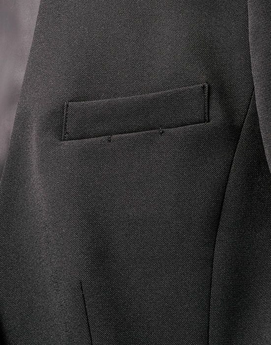 すぐに物が出し入れできる便利な胸ポケット付き