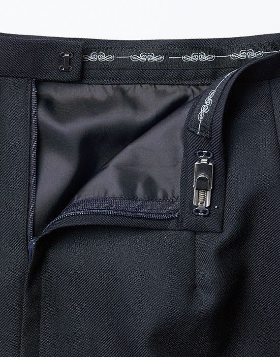 ウエストにはサイズ調節可能な伸縮する尾錠付き