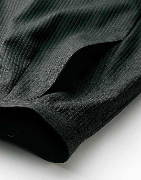 サイドには小物を収納するのに便利なポケット付き