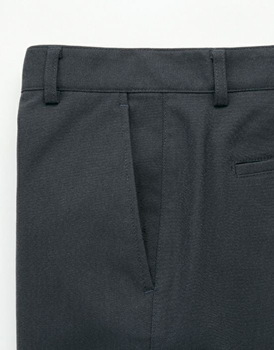 物の出し入れがしやすく、シルエットも美しい斜めポケットです