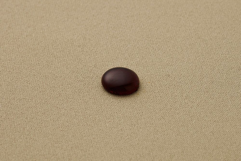 防汚<br>食品などによる汚れも付きにくい加工を施しています。もし汚れても洗濯ですぐに落とせます。