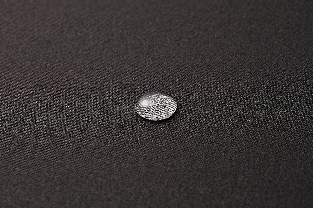 撥水<br>食品などによる汚れも付きにくい加工を施しています。もし汚れても洗濯ですぐに落とせます。