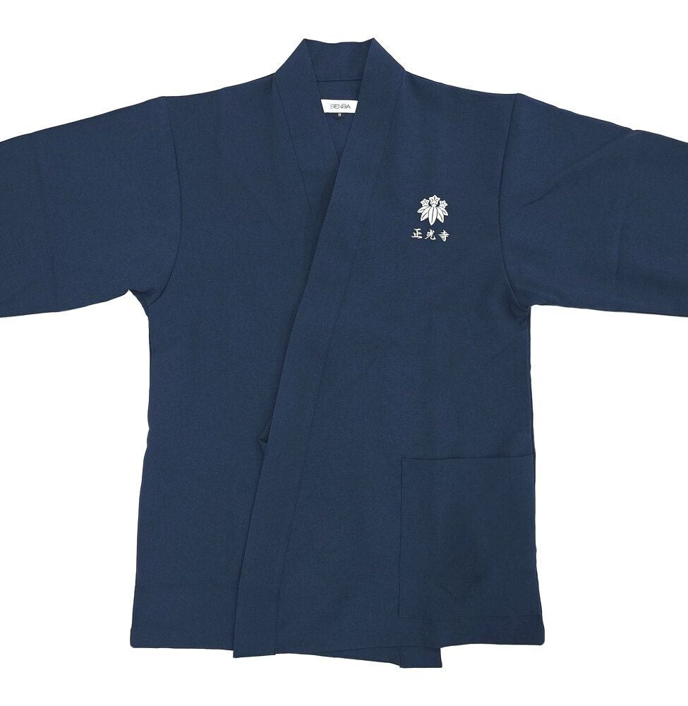 東京都北区赤羽にある寺院・正光寺様のネーム入りオリジナル作務衣の完成写真をご覧ください。<br>左胸にワンポイントでロゴマークと寺院名を名入れしています。