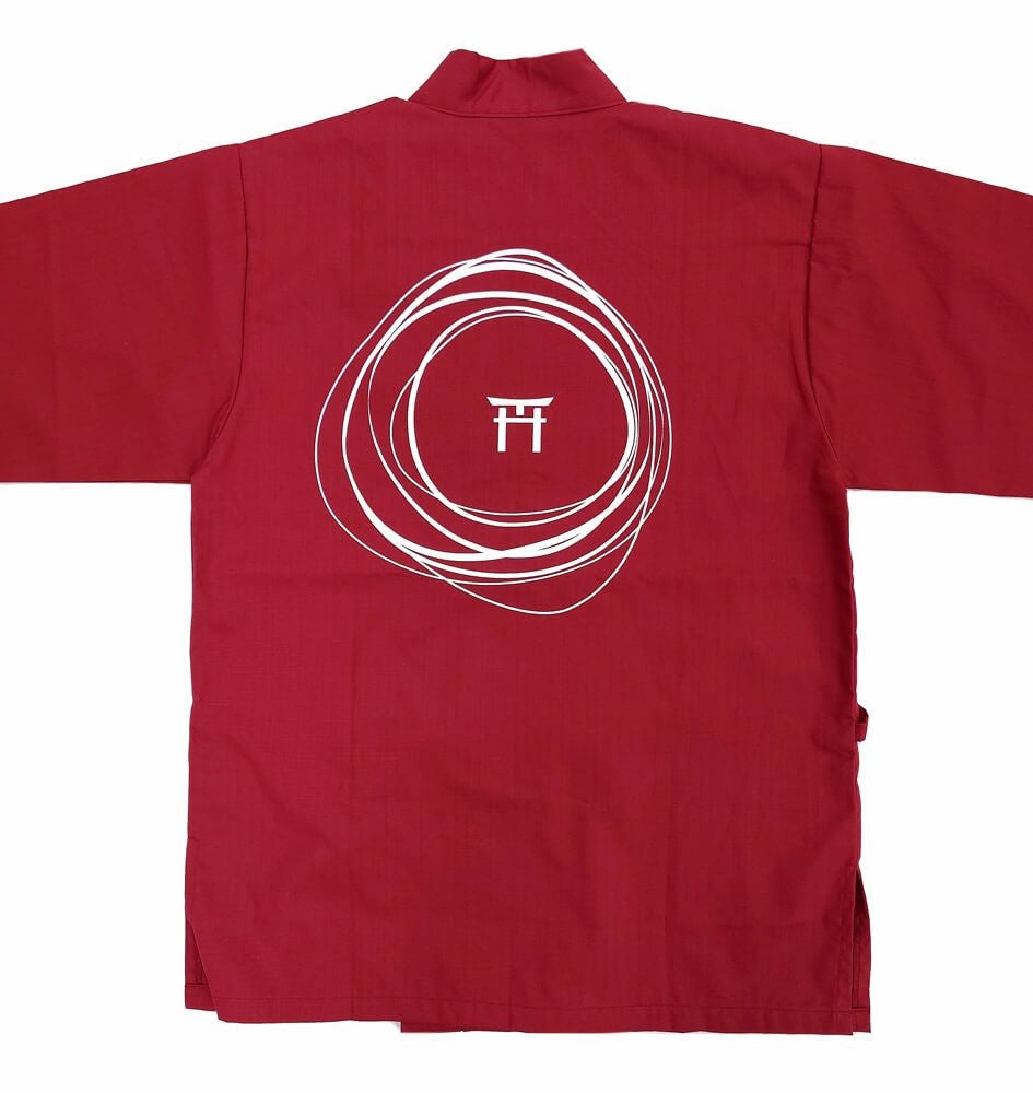 東京都江東区にある神社・潮見龍宮社様のロゴ入りオリジナル作務衣の完成写真をご紹介します。<br>背中に大きくロゴ入りなのでインパクト大でかっこいい！