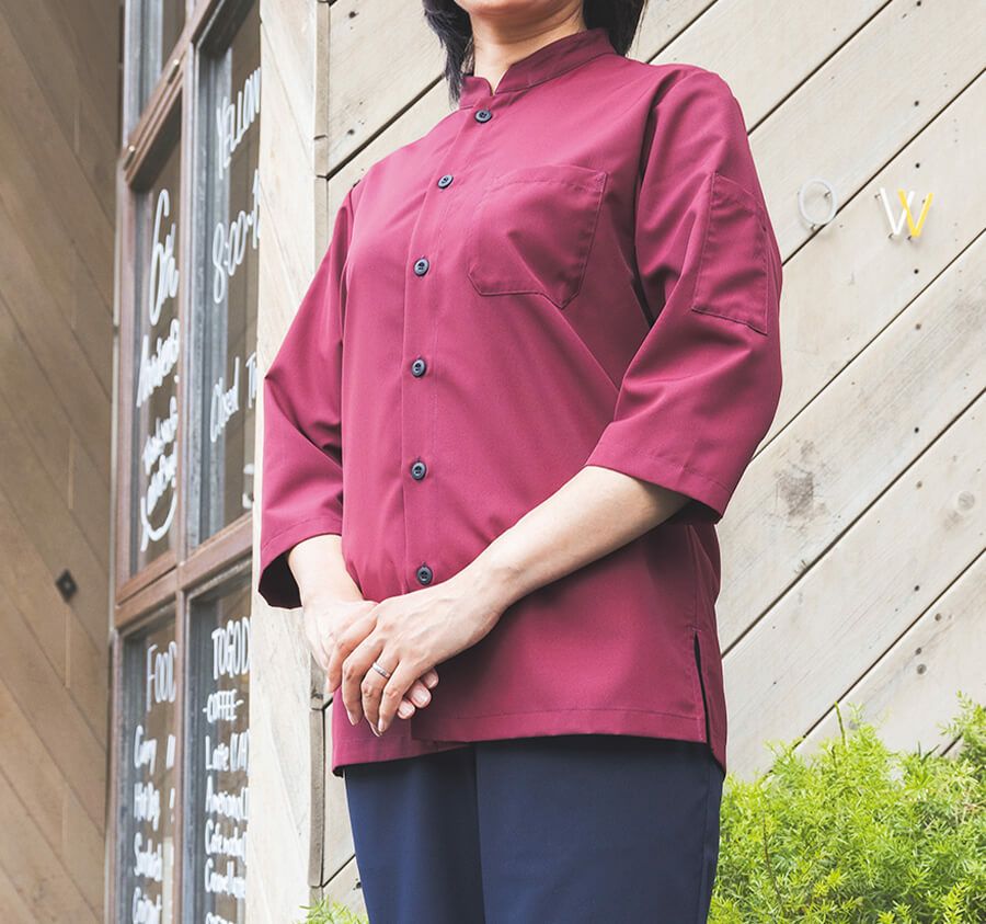 エンジ色・ショップコート着用写真