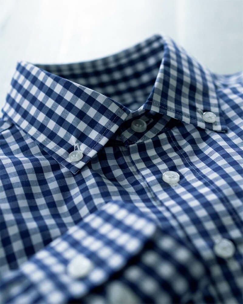 襟<br>男女兼用で着られる小さめ襟のボタンダウンシャツ。