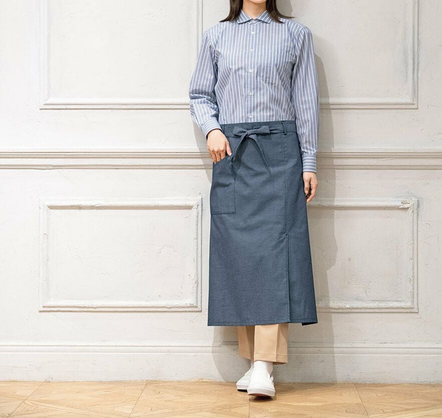 長袖ワイシャツ着用写真：女性