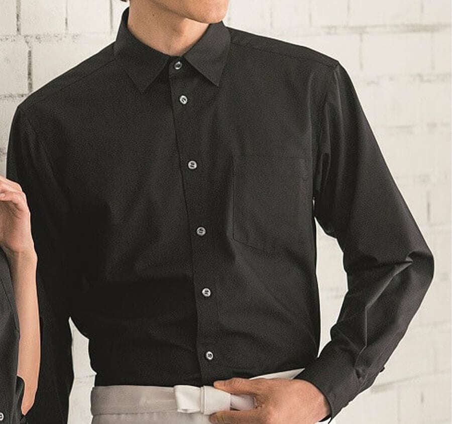 黒ワイシャツ着用写真